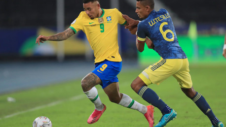 Jesus participa en otra victoria de Brasil