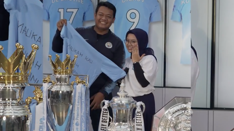 Bunga Cinta Berlatarkan Trofi Juara Man City